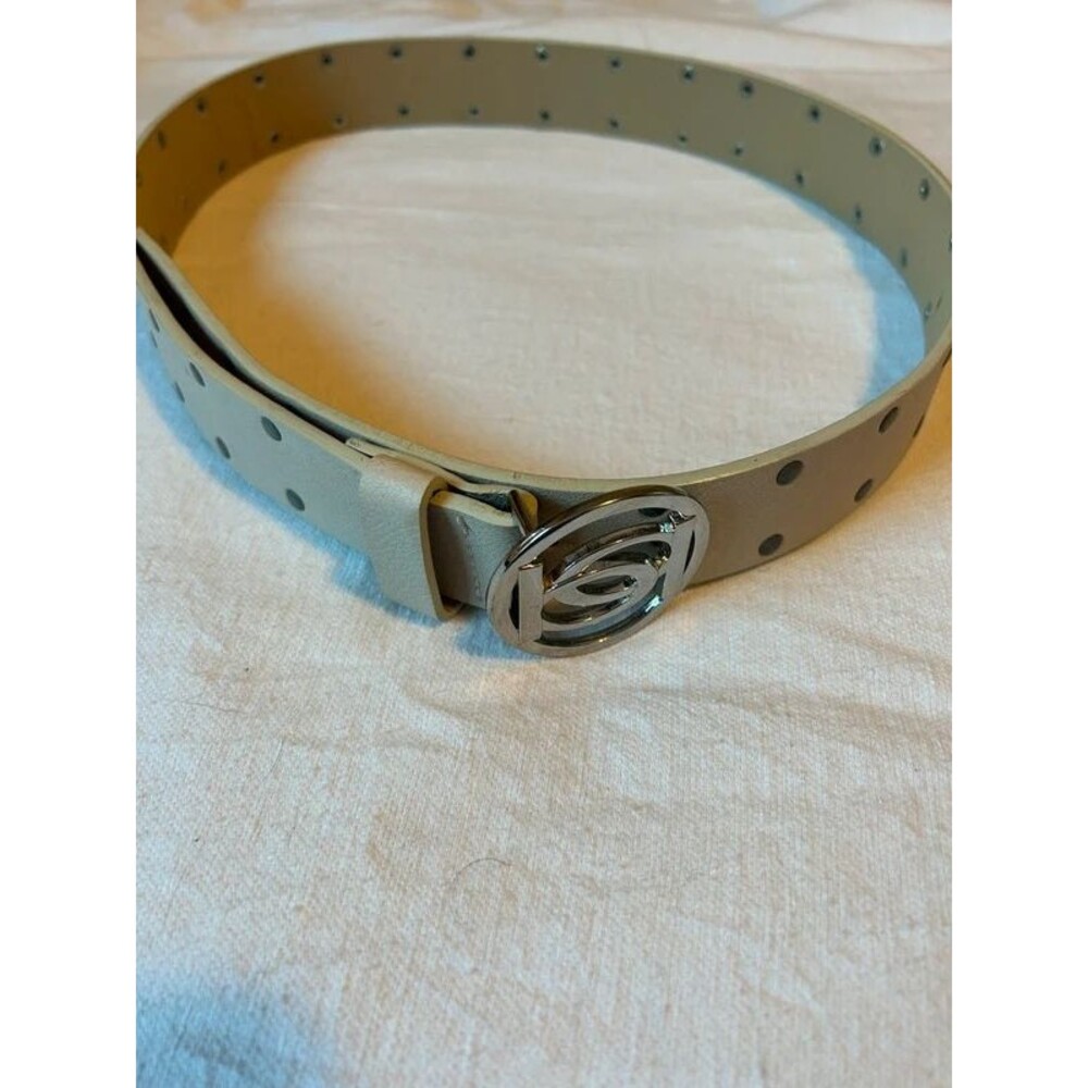 faux-leather belt featuring an iconic, polished silver-tone